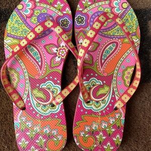 Vera Bradley sandals in a vibrant "Paisley in Paradise" pattern Women’s Size 5-6